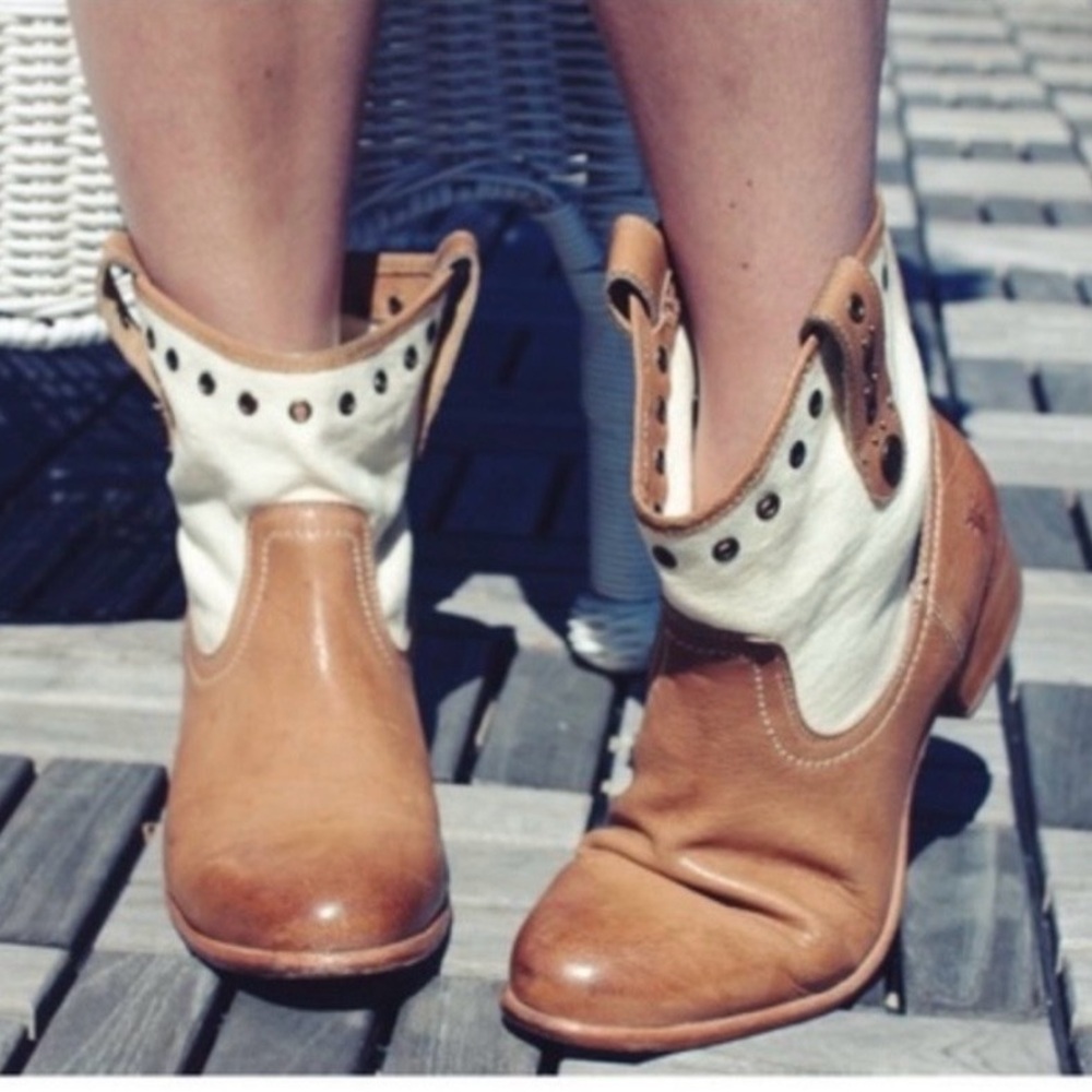 Sz 7.5 Frye Amelia Grommet Brown and Cream Ankle short Boots cowboy western